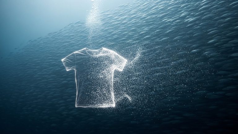 A conceptual visualization of ocean pollution, illustrating the urgency of how to stop microplastics in laundry.