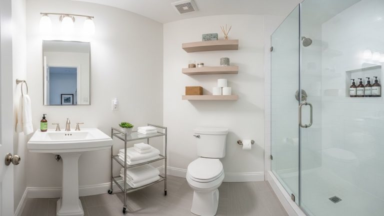 A fully optimized small space showcasing the best tiny bathroom organization hacks.